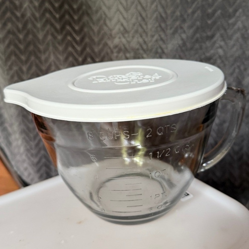Pampered Chef 2 Quart Glass Measuring Bowl with Lid